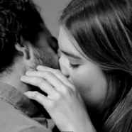 Videó az első csókról