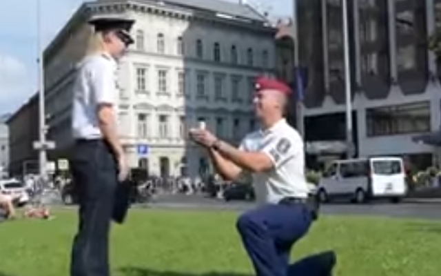 Lánykérés rendőr módra