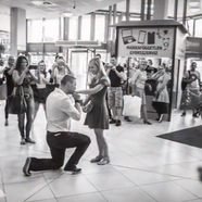Flashmobos lánykérés az autóbusz-állomáson