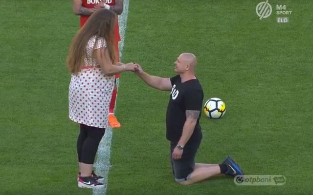 Lánykérés a diósgyőri stadionavatón