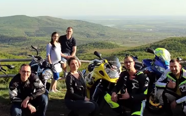 Különleges motorhangos lánykérés