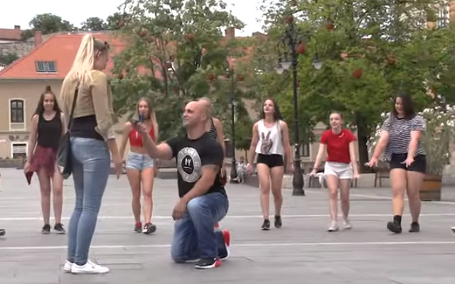 Flashmob lánykérés Egerben