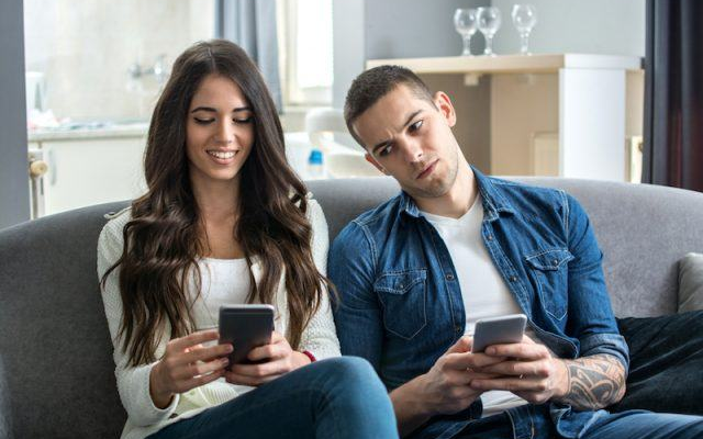 Miért ne olvass bele soha a partnered dolgaiba? 