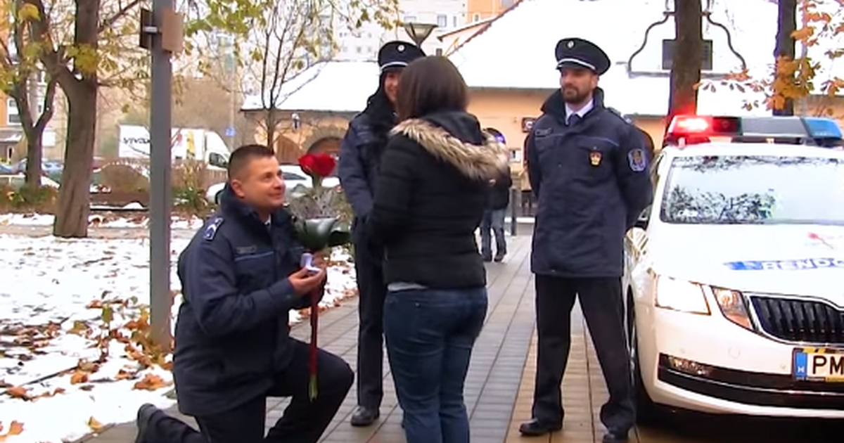 Rendhagyó lánykérés a rendőrség asszisztálásával