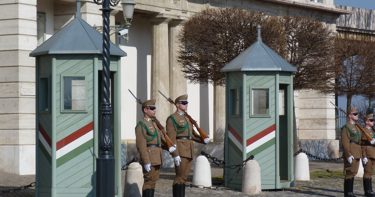 Lánykérés a Sándor-palotánál