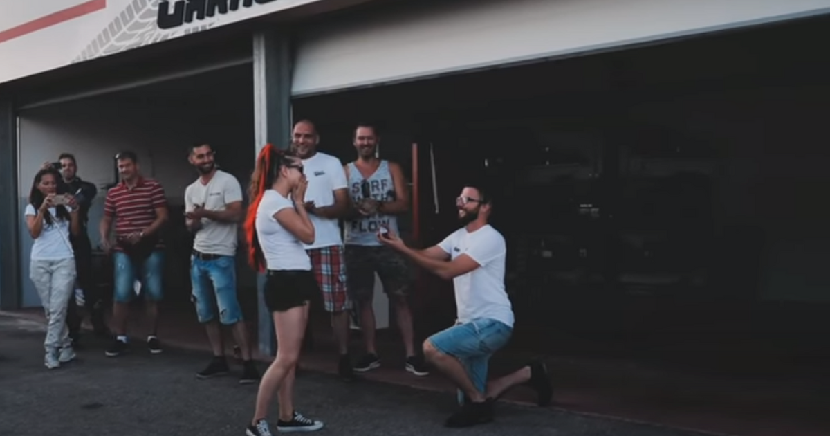Lánykérés autószerelő garázsban