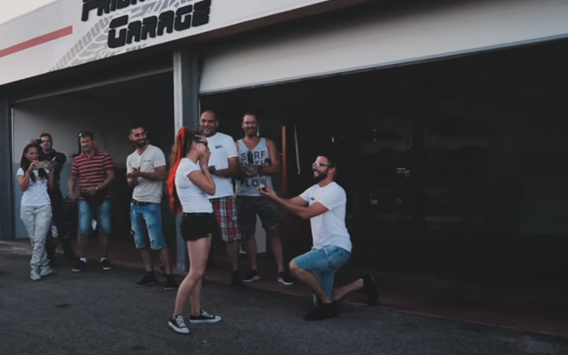 Lánykérés autószerelő garázsban