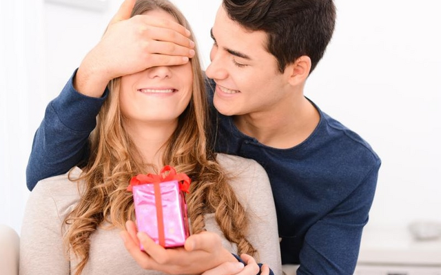 Érdemes-e apró ajándékot vinni az első randira? És a másodikra?