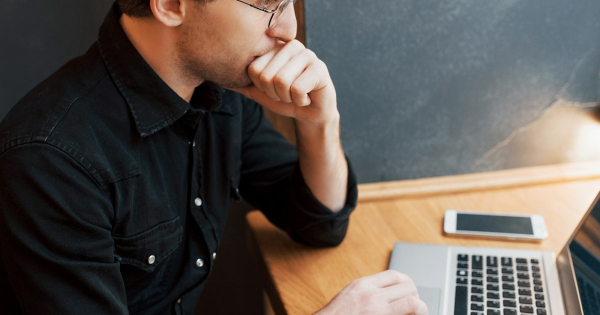 Hogyan indíts el egy érdekes beszélgetést az online társkeresőn?