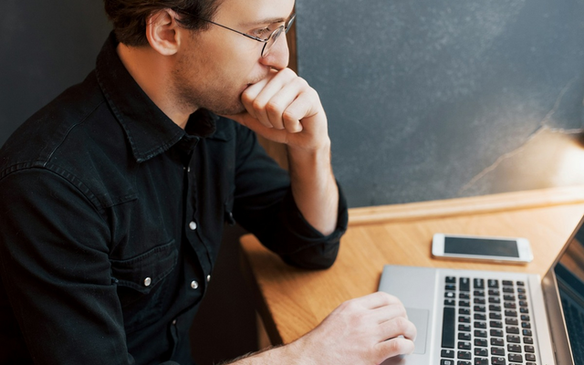 Hogyan indíts el egy érdekes beszélgetést az online társkeresőn?