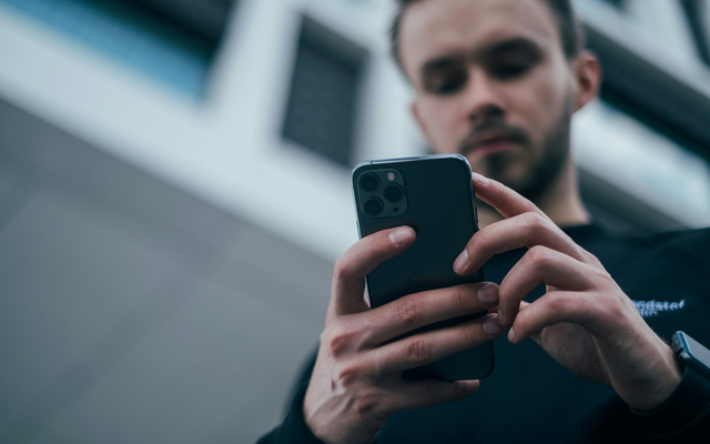 Love bombing vagy valódi érdeklődés? Így ismerheted fel a különbséget